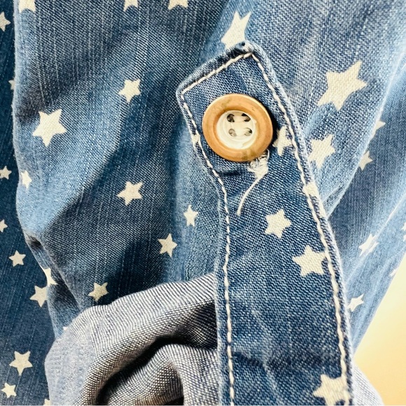 Neiman Marcus 3/4 Sleeve Chambray Blouse with Star Print/Asymmetrical Hem - Picture 10 of 16